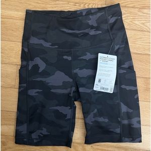 Athleta Ultimate stash pocket camo short 7”